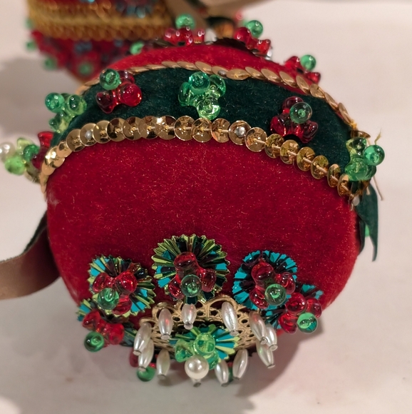 4 Vintage Handmade Push Pin Christmas Ornament Beaded Sequins Corded Trim - Picture 9 of 10
